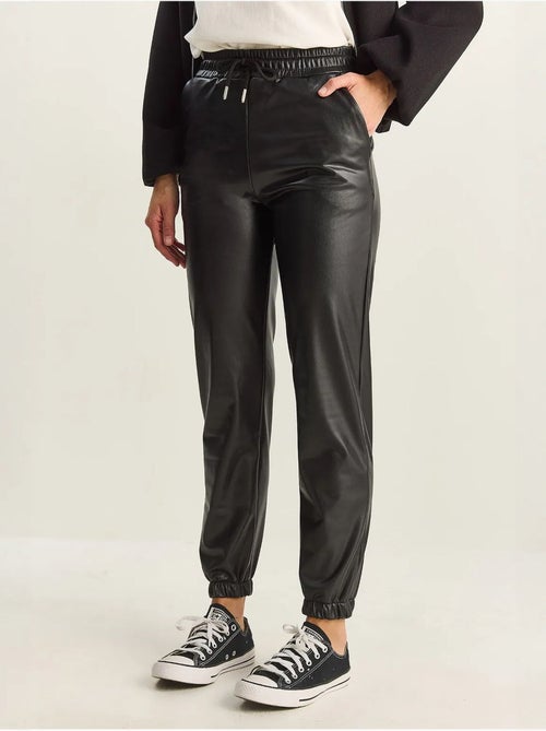 Pantalon de jogging en similicuir avec fermeture à nouer lucci - Kiabi Pantalon de jogging en similicuir avec fermeture à nouer lucci - Kiabi