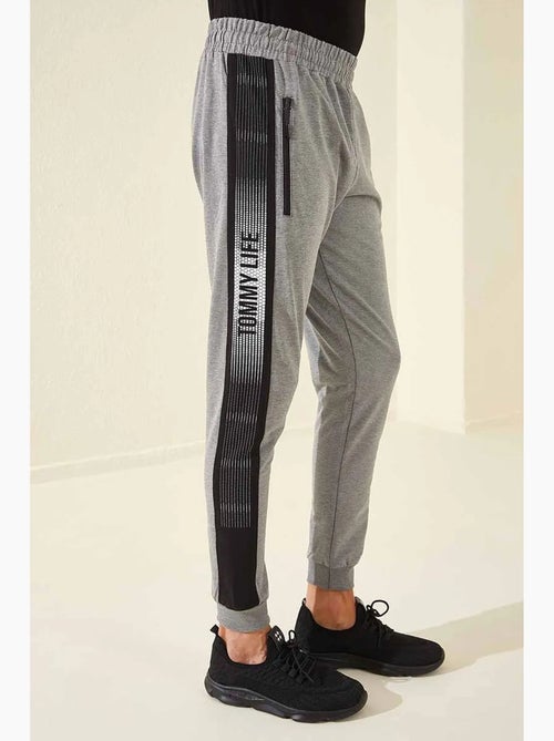 Pantalon de jogging homme à imprimé texte tommy - Kiabi Pantalon de jogging homme à imprimé texte tommy - Kiabi