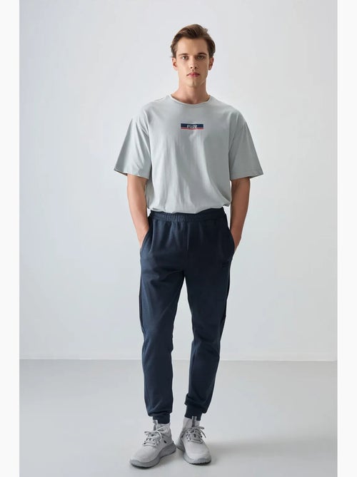 Pantalon de jogging homme coupe regular en molleton tommy - Kiabi Pantalon de jogging homme coupe regular en molleton tommy - Kiabi