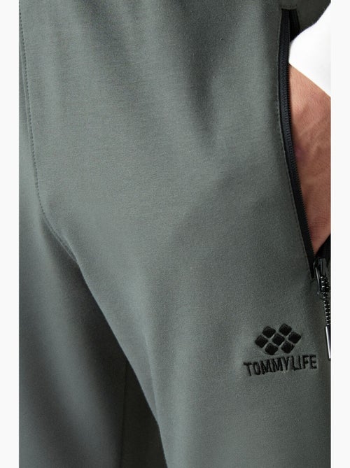 Pantalon de jogging homme coupe regular jambe droite tommy - Kiabi Pantalon de jogging homme coupe regular jambe droite tommy - Kiabi