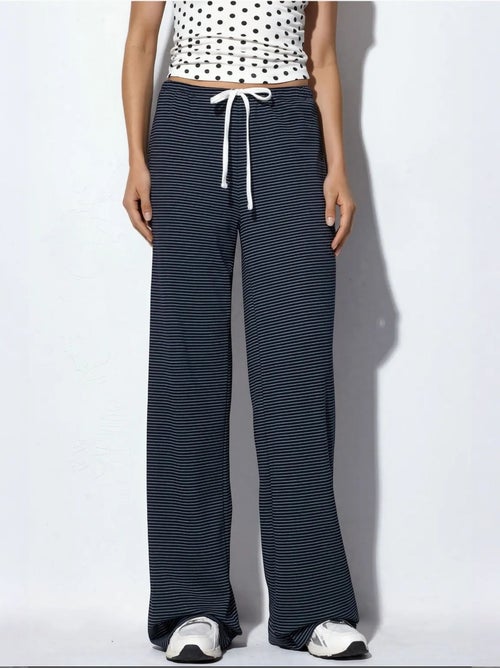 Pantalon de jogging rayé à jambe droite busem - Kiabi Pantalon de jogging rayé à jambe droite busem - Kiabi