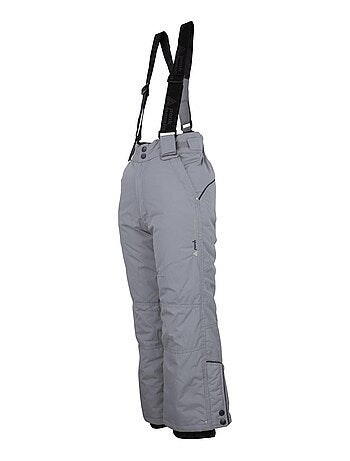 Un Garçon Mignon Avec Un Sac à Dos En Randonnée Dans Les Montagnes