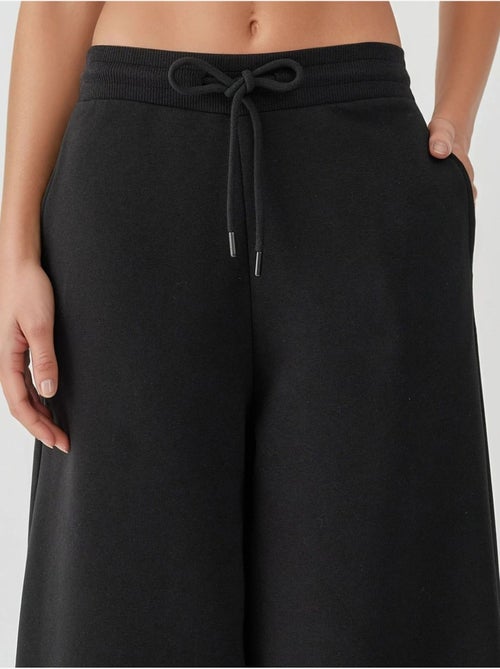 Pantalon de survêtement basique à coupe ajustée et surélevée - Kiabi Pantalon de survêtement basique à coupe ajustée et surélevée - Kiabi