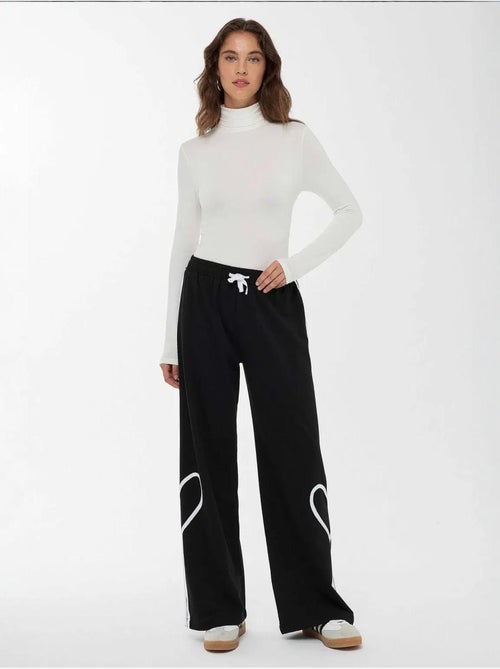 Pantalon détaillé en forme de cœur - Kiabi Pantalon détaillé en forme de cœur - Kiabi