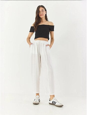 Pantalon d'été coupe carotte ceinturé bianco avec détails de poches lucci