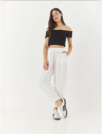 Pantalon d'été coupe carotte ceinturé bianco avec détails de poches lucci
