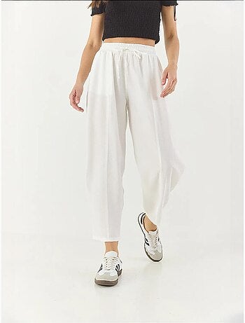Pantalon d'été coupe carotte ceinturé bianco avec détails de poches lucci