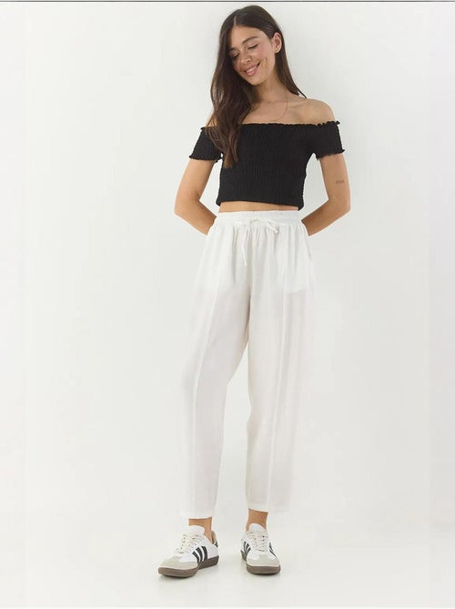 Pantalon d'été coupe carotte ceinturé bianco avec détails de poches lucci - Kiabi Pantalon d'été coupe carotte ceinturé bianco avec détails de poches lucci - Kiabi