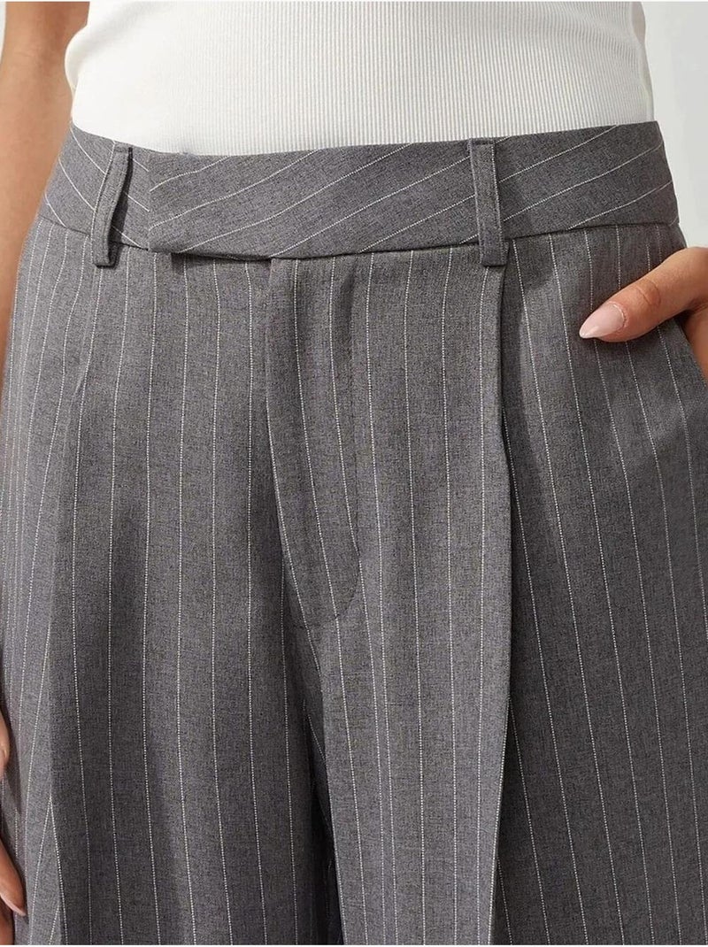 Pantalon droit à rayures plissées Gris - Kiabi