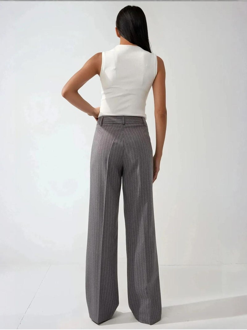 Pantalon droit à rayures plissées Gris - Kiabi