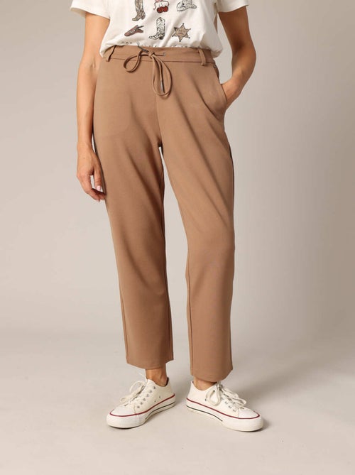 Pantalon droit avec poches italiennes
 'Deeluxe' - Kiabi