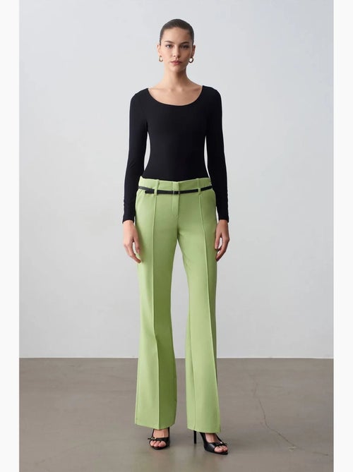 Pantalon droit en crêpe avec ceinture dilvin - Kiabi Pantalon droit en crêpe avec ceinture dilvin - Kiabi