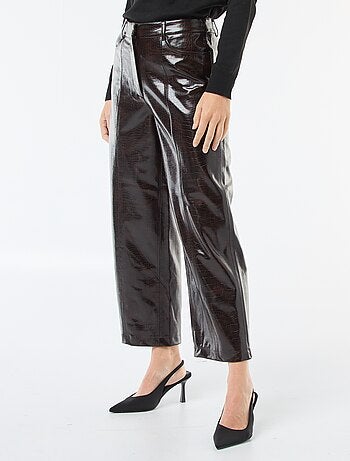 Pantalon droit en simili façon 'peau de serpent'