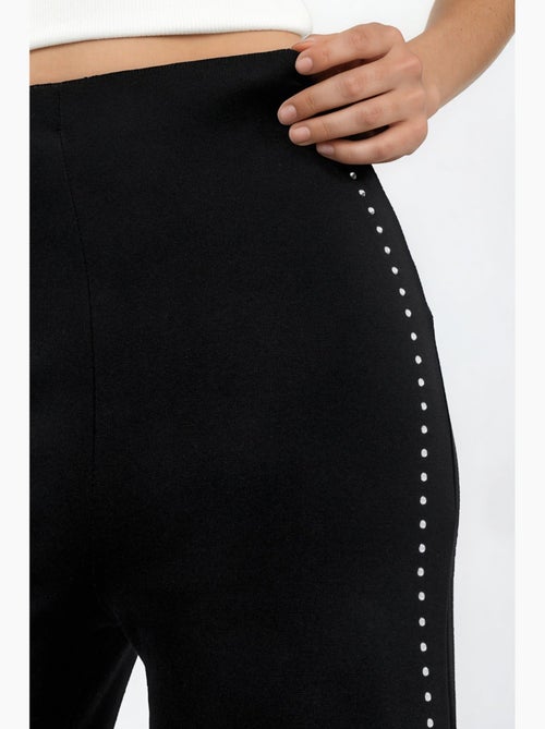 Pantalon droit taille haute avec accessoire en pierre hiccup - Kiabi Pantalon droit taille haute avec accessoire en pierre hiccup - Kiabi