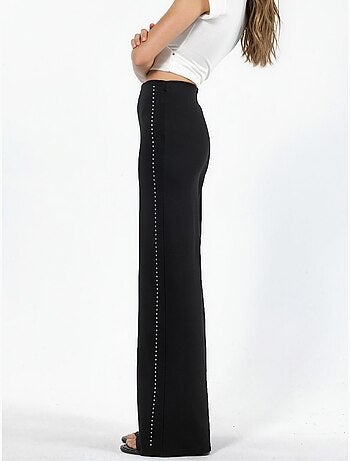 Pantalon droit taille haute avec accessoire en pierre