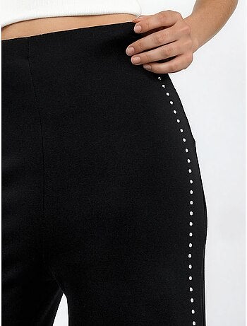 Pantalon droit taille haute avec accessoire en pierre