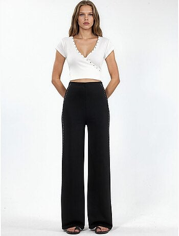 Pantalon droit taille haute avec accessoire en pierre