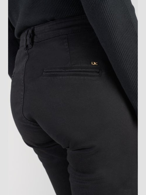 Pantalon DYLI 4 chino 'Le Temps Des Cerises' - Kiabi Pantalon DYLI 4 chino 'Le Temps Des Cerises' - Kiabi