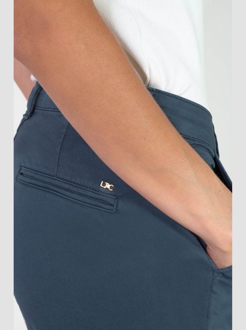 Pantalon DYLI 7 chino 'Le Temps Des Cerises' - Kiabi