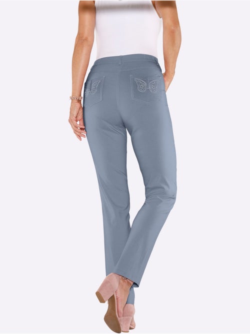 Pantalon en bengaline avec broderie papillon et poches décoratives - Taille courte - Moda Vilona - Kiabi Pantalon en bengaline avec broderie papillon et poches décoratives - Taille courte - Moda Vilona - Kiabi
