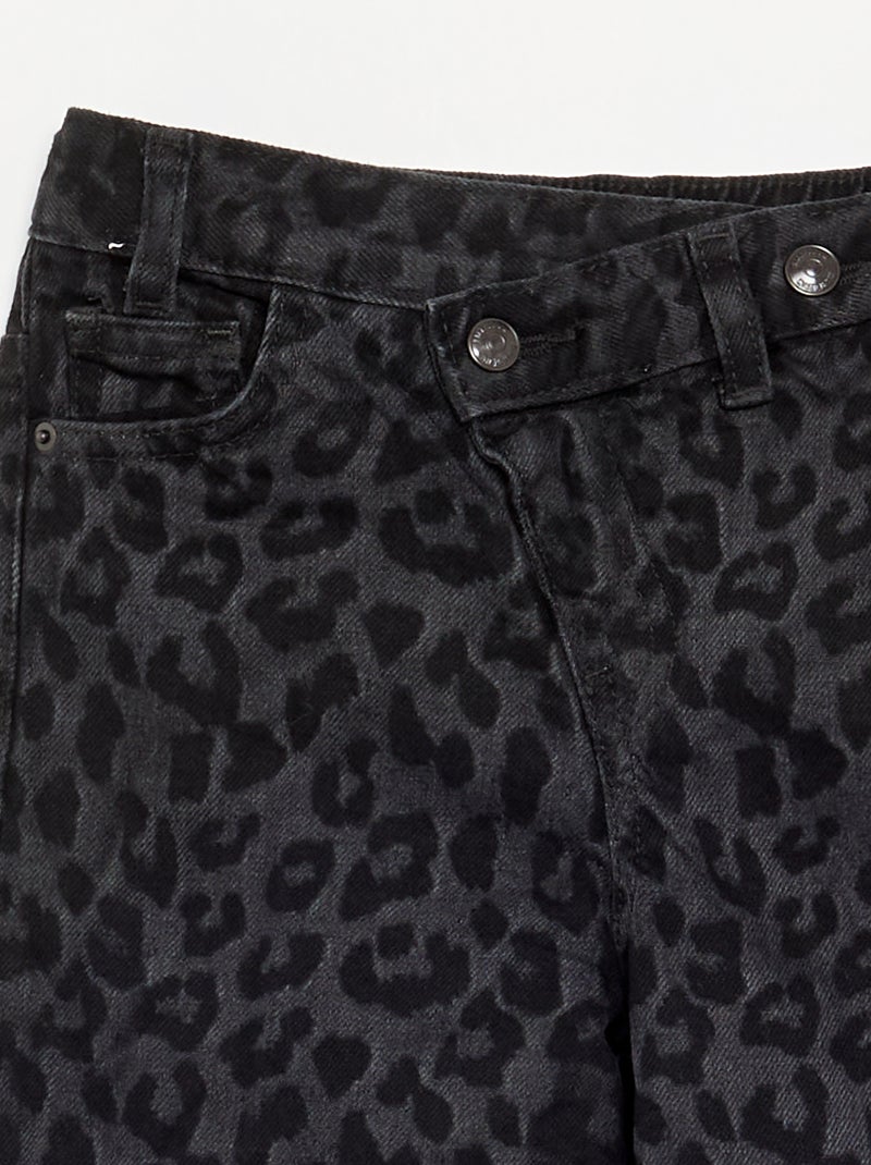 Pantalon en denim avec patte de boutonnage décalée Marron - Kiabi
