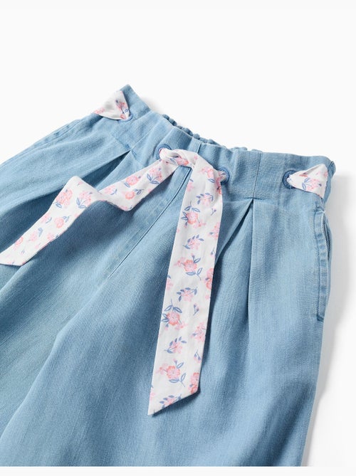 Pantalon en jean avec ceinture fleurie et taille paperbag - Kiabi