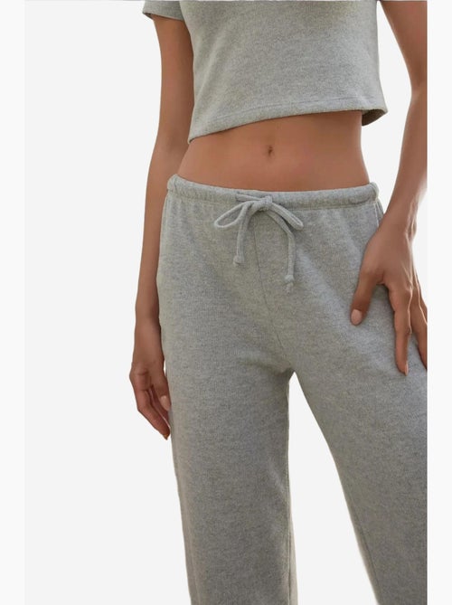 Pantalon en tricot doux et texturé avec cordons hiccup - Kiabi Pantalon en tricot doux et texturé avec cordons hiccup - Kiabi