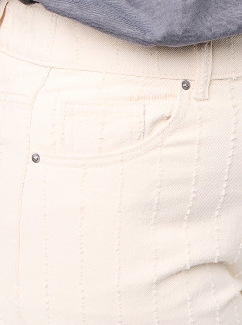 Pantalon en twill avec abrasions fantaisies verticales - Kiabi