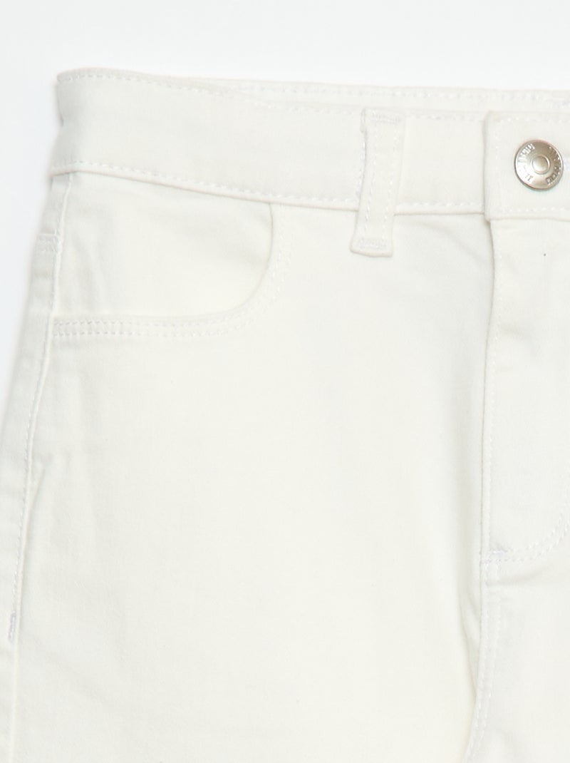 Pantalon en twill avec ouverture pressionnée - Coupe + confortable Blanc - Kiabi