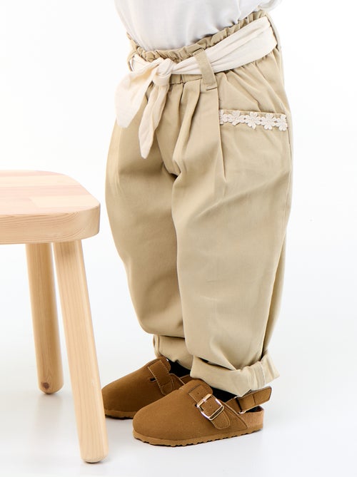 Pantalon en twill + ceinture à nouer - Kiabi Pantalon en twill + ceinture à nouer - Kiabi
