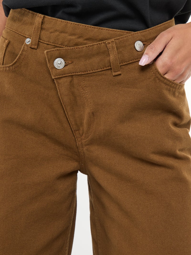 Pantalon en twill de coton avec ceinture décalée Marron - Kiabi
