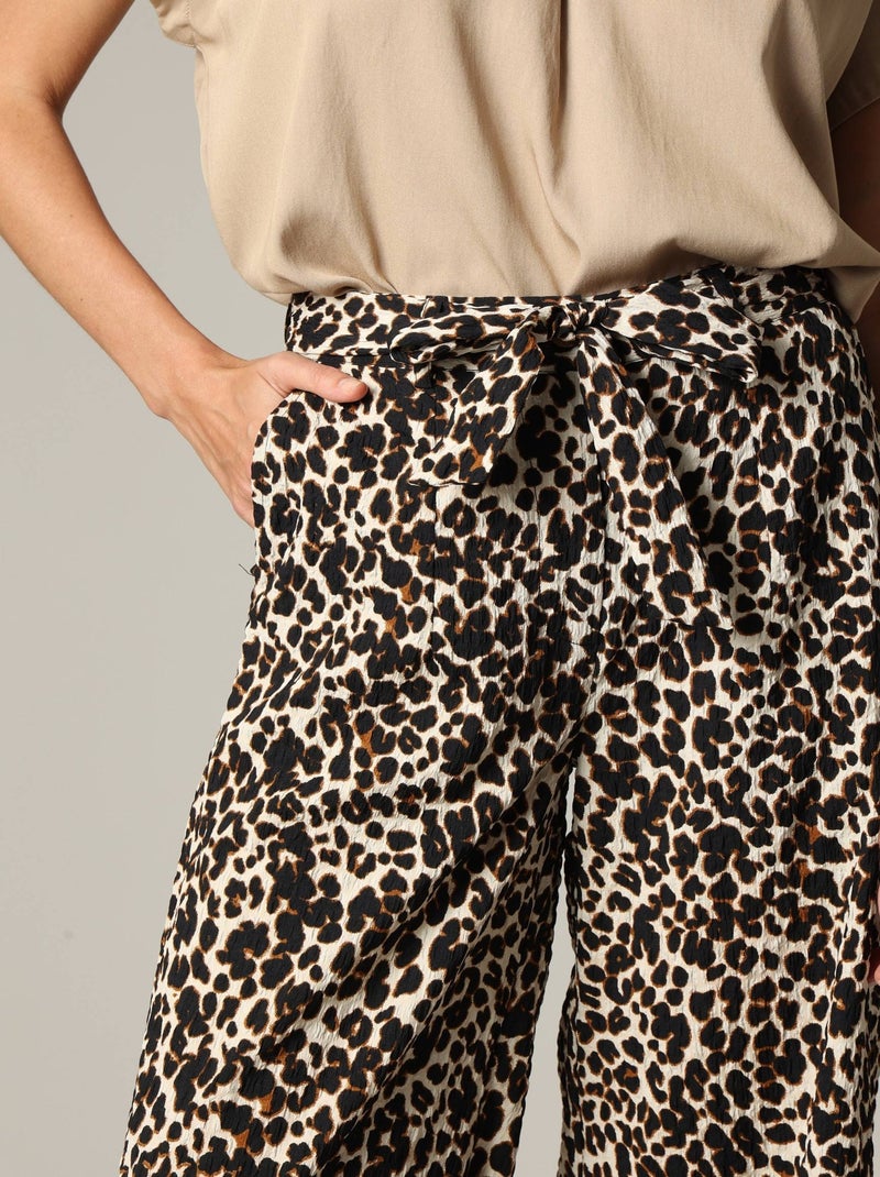 Pantalon femme en polyester gaufré à motif léopard 'Deeluxe' Beige - Kiabi