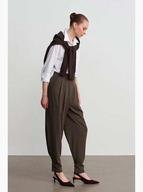 Pantalon femme large à taille haute en crêpe dilvin - Kiabi Pantalon femme large à taille haute en crêpe dilvin - Kiabi