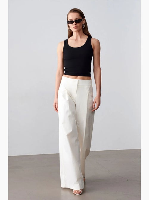 Pantalon femme taille haute à jambe large et plis dilvin - Kiabi Pantalon femme taille haute à jambe large et plis dilvin - Kiabi
