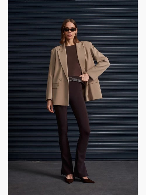 Pantalon flare ajusté avec ceinture dilvin - Kiabi Pantalon flare ajusté avec ceinture dilvin - Kiabi