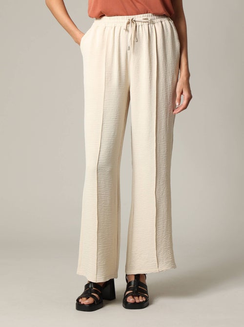 Pantalon fluide en tissu texturé avec taille élastiquée et double couture verticale 'Deeluxe' - Kiabi Pantalon fluide en tissu texturé avec taille élastiquée et double couture verticale 'Deeluxe' - Kiabi