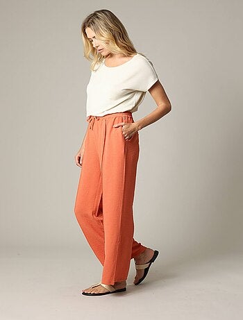 Pantalon fluide en tissu texturé avec taille élastiquée et double couture verticale 'Deeluxe'