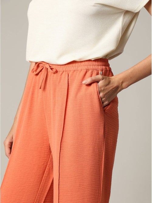 Pantalon fluide en tissu texturé avec taille élastiquée et double couture verticale 'Deeluxe' - Kiabi