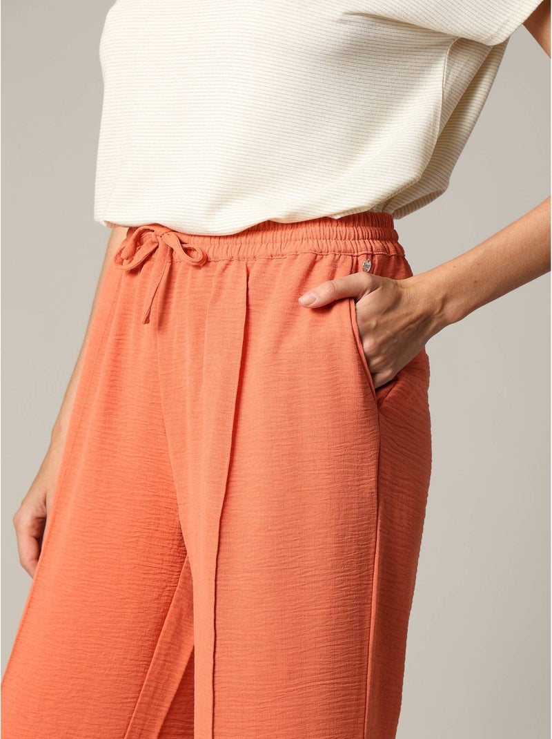 Pantalon fluide en tissu texturé avec taille élastiquée et double couture verticale 'Deeluxe' Rouge brique - Kiabi