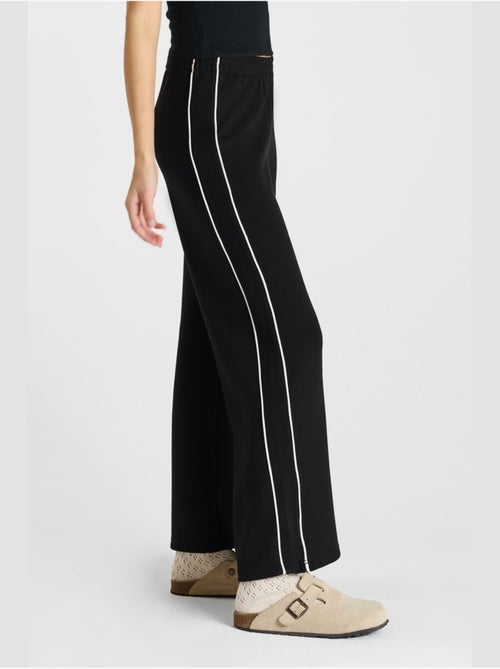 Pantalon JORUSGI jogpant 'Le Temps Des Cerises' - Kiabi Pantalon JORUSGI jogpant 'Le Temps Des Cerises' - Kiabi