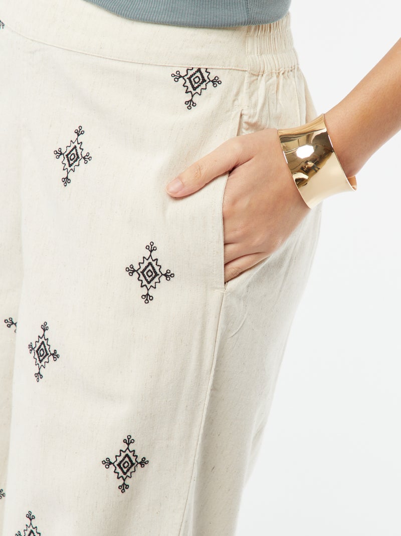 Pantalon large 3/4 avec broderies BEIGE - Kiabi