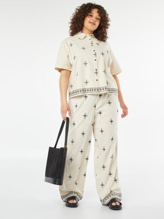 Pantalon large 3/4 brodé