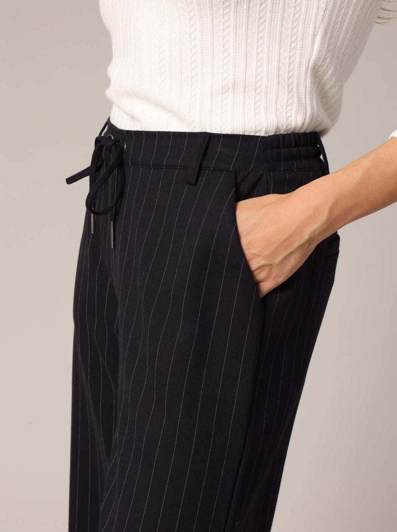Pantalon large à plis et rayures verticales
 'Deeluxe' Bleu marine - Kiabi