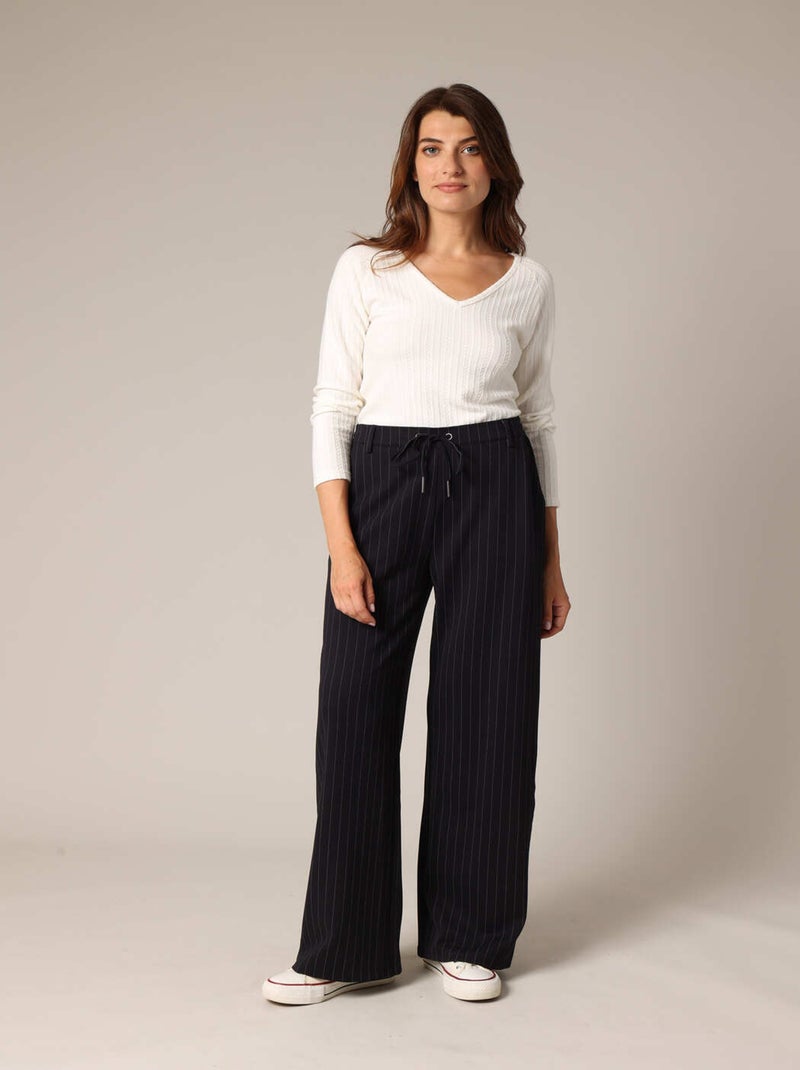 Pantalon large à plis et rayures verticales
 'Deeluxe' Bleu marine - Kiabi