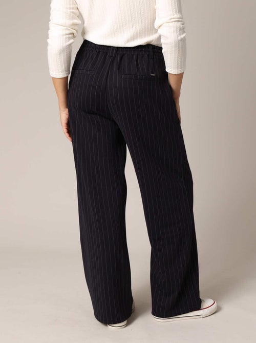 Pantalon large à plis et rayures verticales
 'Deeluxe' - Kiabi