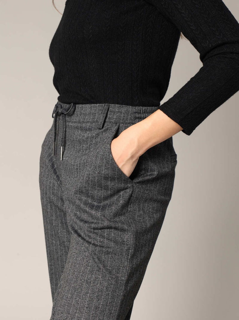 Pantalon large à plis et rayures verticales
 'Deeluxe' Gris foncé - Kiabi