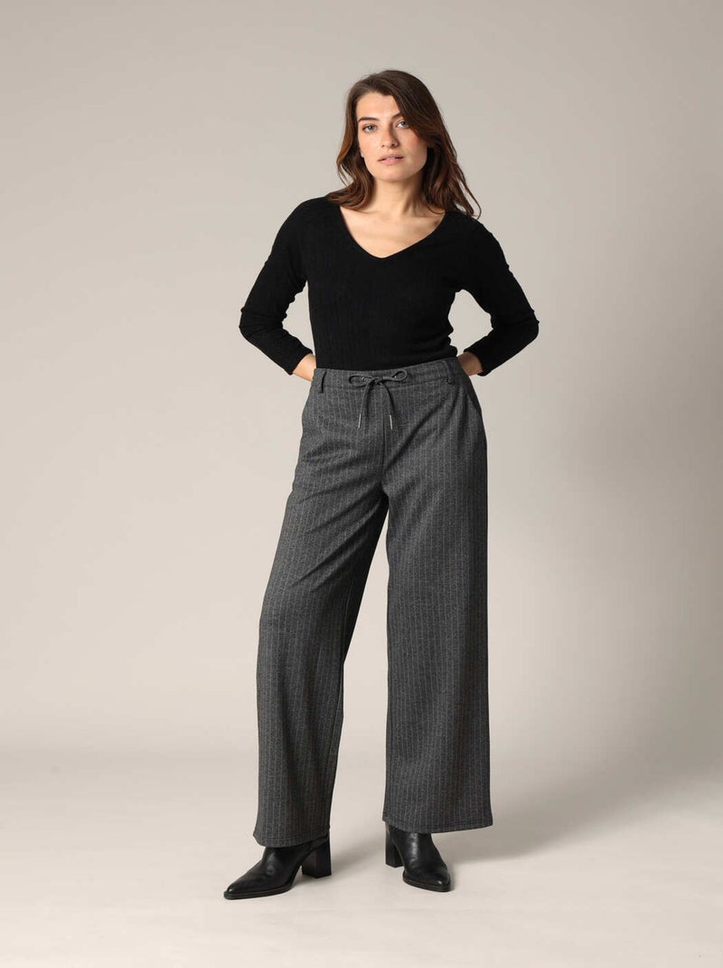 Pantalon large à plis et rayures verticales
 'Deeluxe' Gris foncé - Kiabi