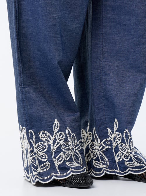 Pantalon large avec imprimés brodés - Kiabi