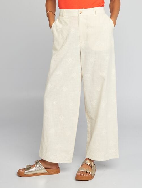 Pantalon large avec motifs brodés - Kiabi