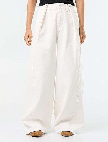 Pantalon large avec pinces et boutons ceinture